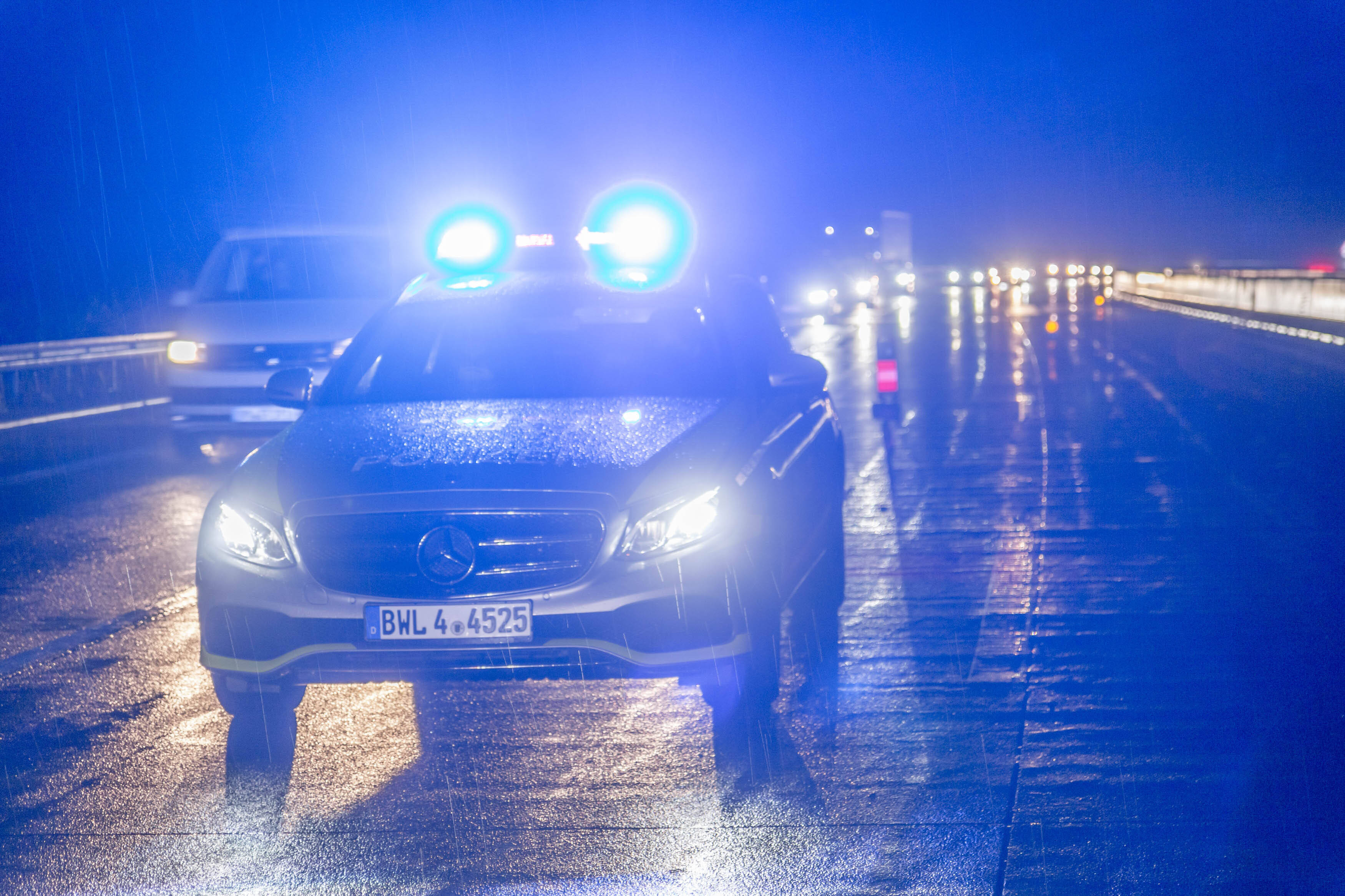 Schüsse! Geldtransporter auf der Autobahn überfallen! Täter auf der Flucht