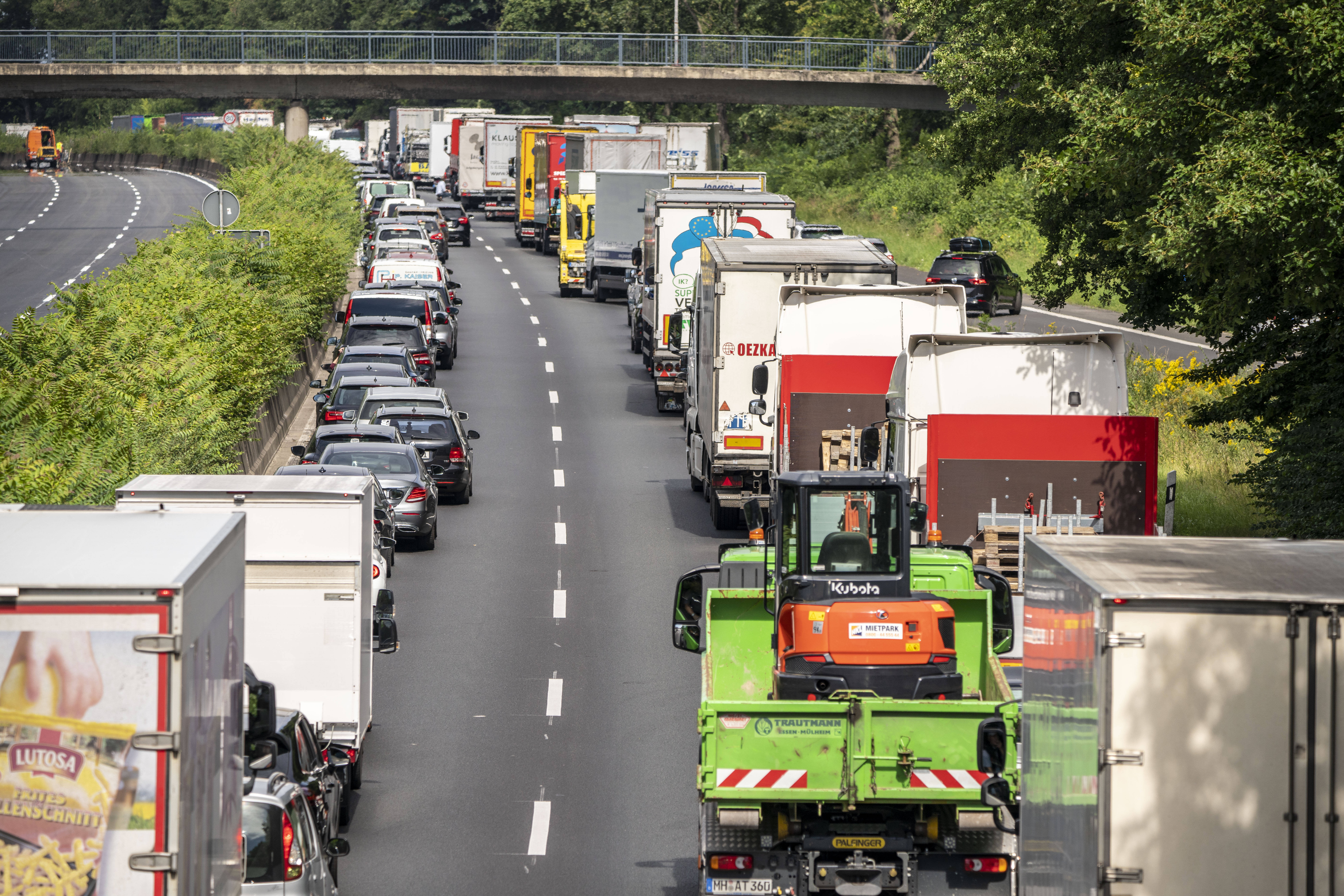 Autobahn Vollsperrung - Trümmerfeld in beide Richtungen nach schwerem Unfall!