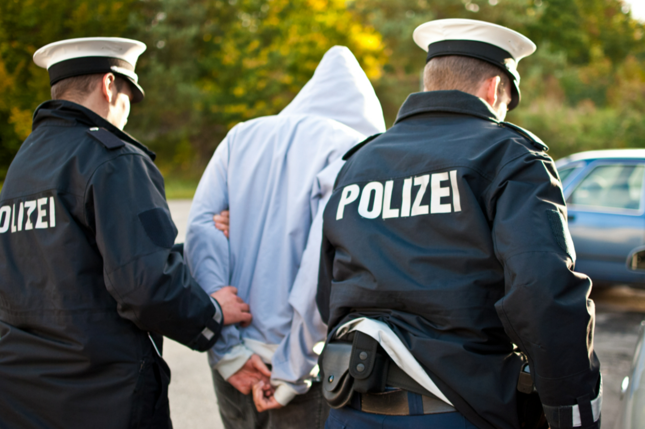 Nackter Mann greift Polizeibeamte mit einer Hantel an - Bizarrer Vorfall in Gelsenkirchen!
