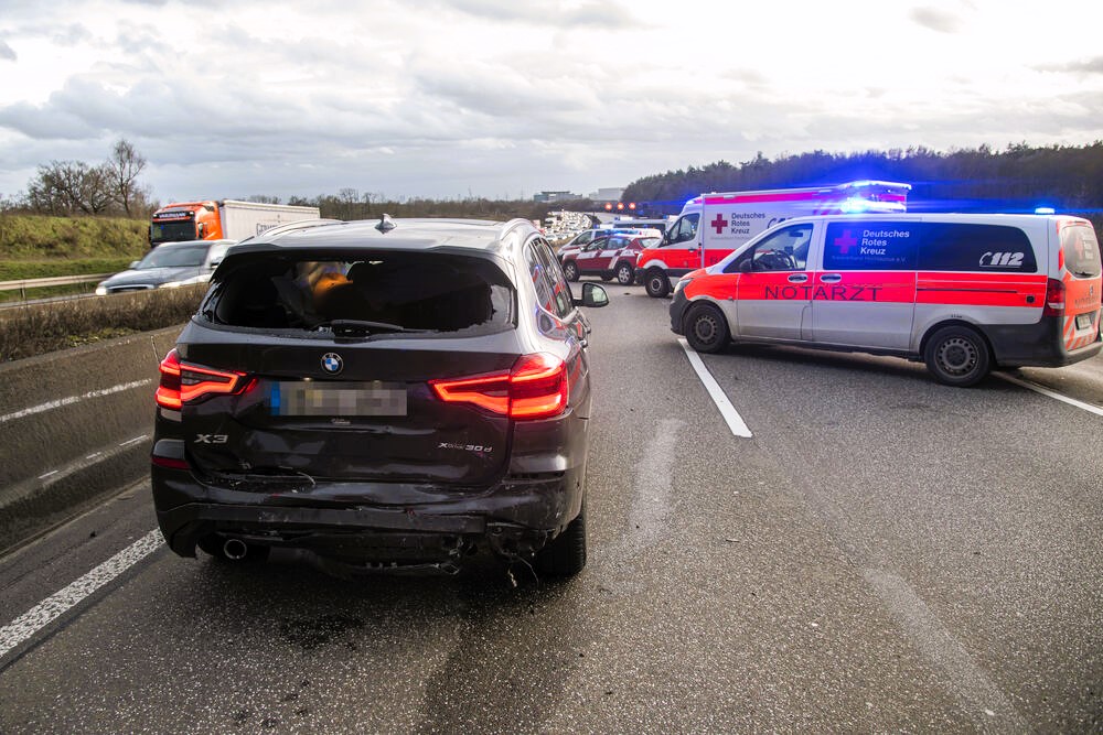 Horror-Unfall - Zwei Tote nach Frontalcrash! Vollsperrung auf der Bundesstraße