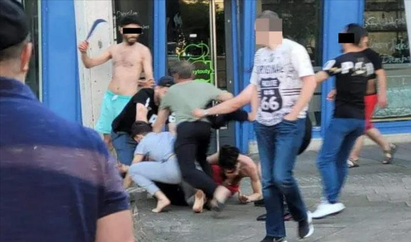Amokalarm in Fußgängerzone! Männer mit Macheten und Gürteln zetteln blutige Straßenschlacht an!